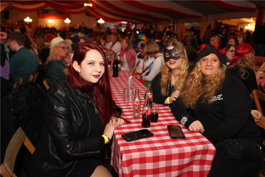 Super Stimmung beim Karneval in Olfen: Über 100 Bilder vom Prinzenball Eindrücke vom Prinzenball in Olfen am Sonntagabend