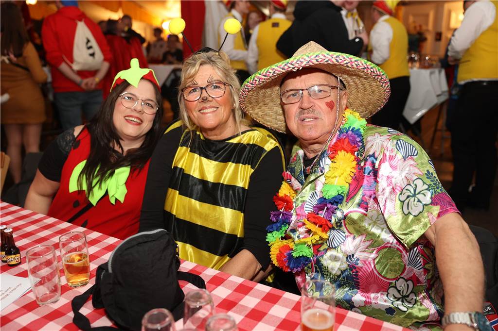 Super Stimmung beim Karneval in Olfen: Über 100 Bilder vom Prinzenball Eindrücke vom Prinzenball in Olfen am Sonntagabend