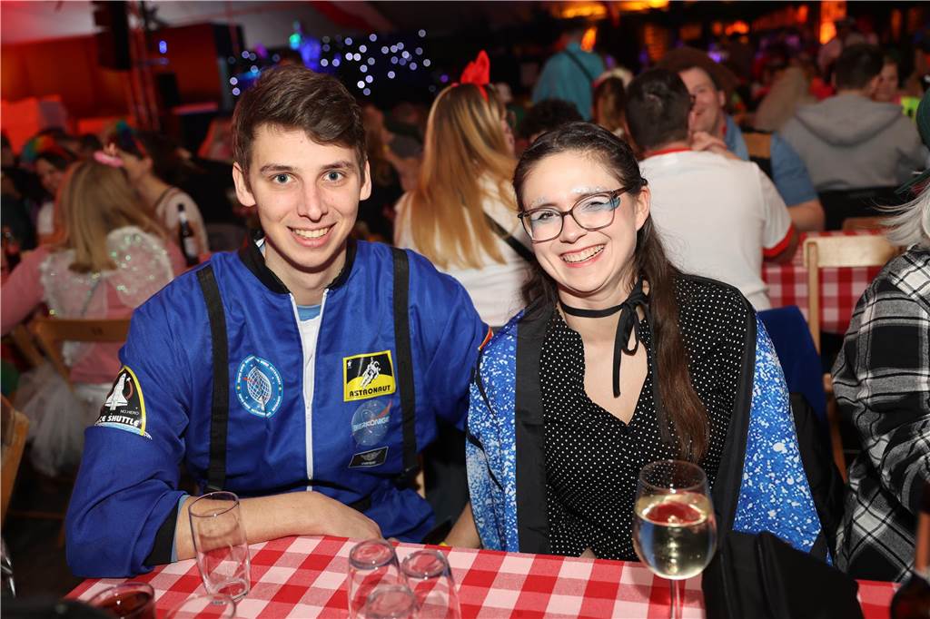 Super Stimmung beim Karneval in Olfen: Über 100 Bilder vom Prinzenball Eindrücke vom Prinzenball in Olfen am Sonntagabend