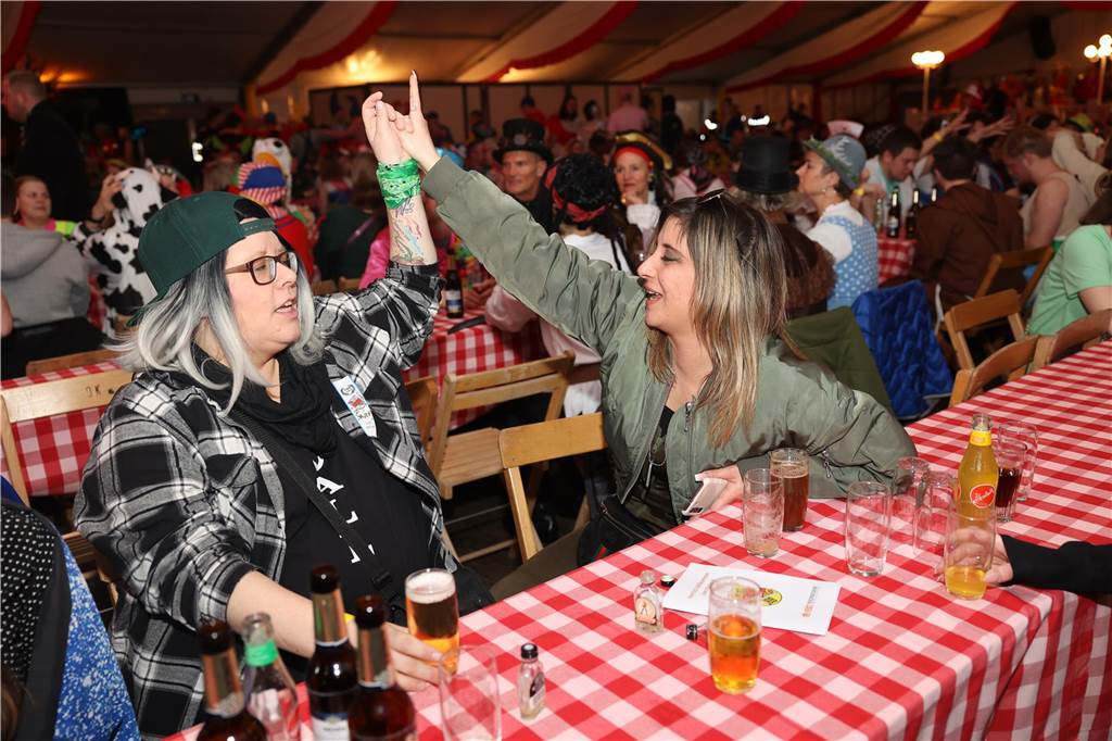 Super Stimmung beim Karneval in Olfen: Über 100 Bilder vom Prinzenball Eindrücke vom Prinzenball in Olfen am Sonntagabend