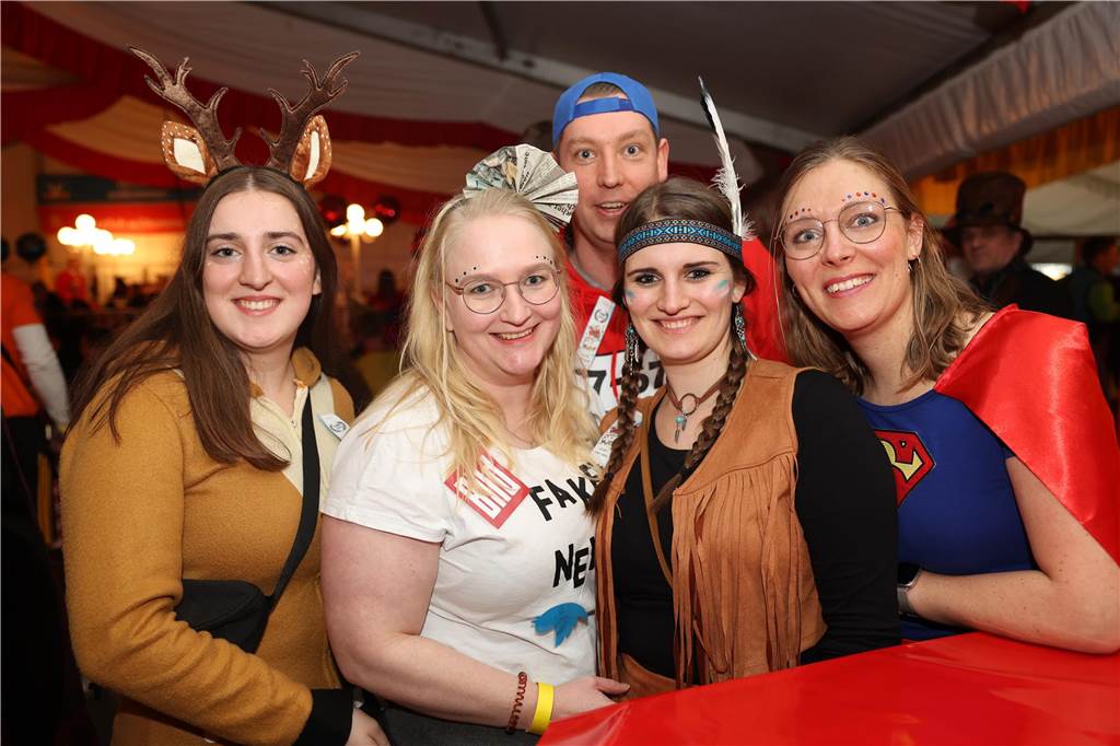 Super Stimmung beim Karneval in Olfen: Über 100 Bilder vom Prinzenball Eindrücke vom Prinzenball in Olfen am Sonntagabend