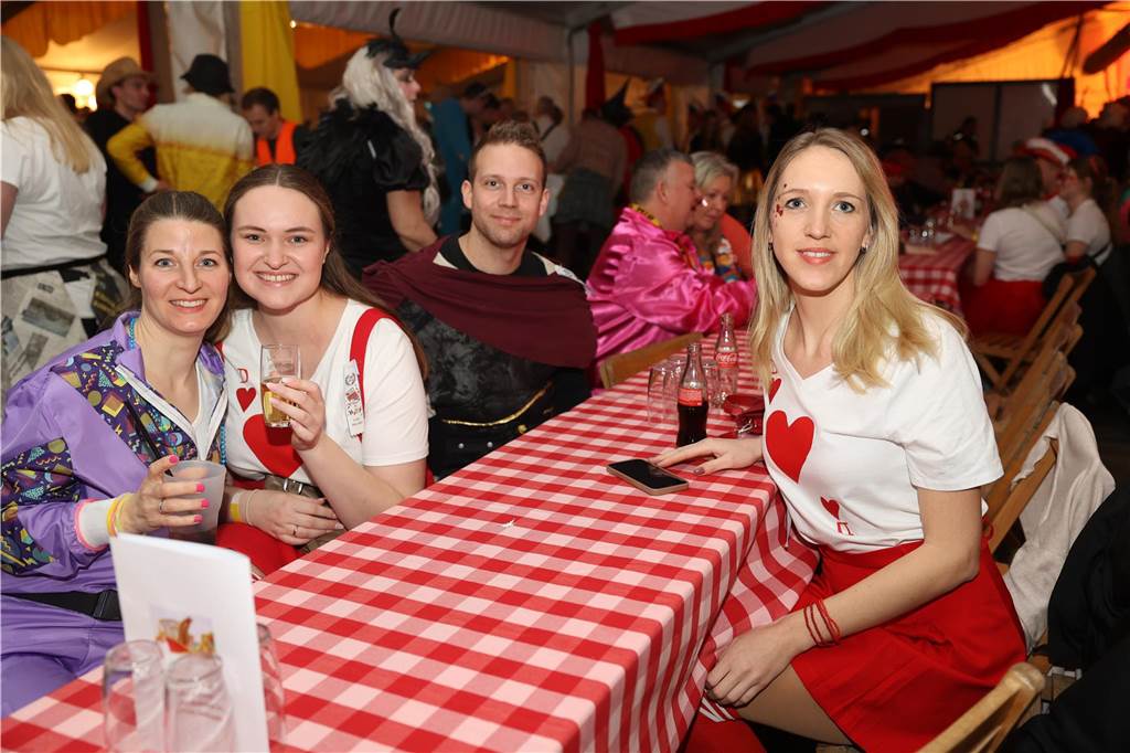 Super Stimmung beim Karneval in Olfen: Über 100 Bilder vom Prinzenball Eindrücke vom Prinzenball in Olfen am Sonntagabend