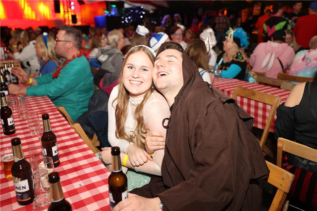 Super Stimmung beim Karneval in Olfen: Über 100 Bilder vom Prinzenball Eindrücke vom Prinzenball in Olfen am Sonntagabend