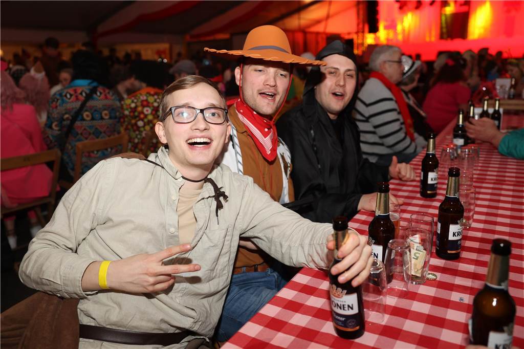 Super Stimmung beim Karneval in Olfen: Über 100 Bilder vom Prinzenball Eindrücke vom Prinzenball in Olfen am Sonntagabend