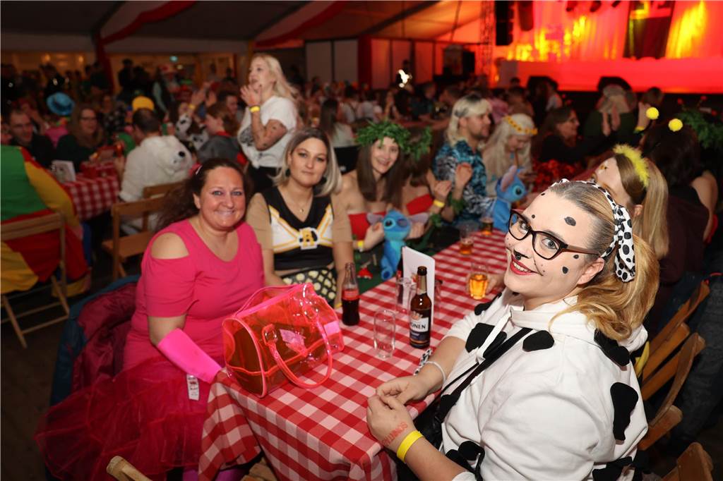 Super Stimmung beim Karneval in Olfen: Über 100 Bilder vom Prinzenball Eindrücke vom Prinzenball in Olfen am Sonntagabend