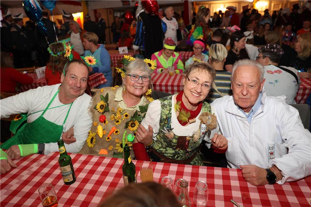 Super Stimmung beim Karneval in Olfen: Über 100 Bilder vom Prinzenball Eindrücke vom Prinzenball in Olfen am Sonntagabend