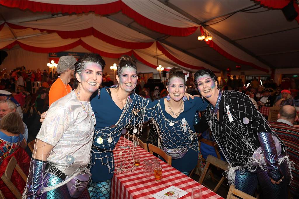 Super Stimmung beim Karneval in Olfen: Über 100 Bilder vom Prinzenball Eindrücke vom Prinzenball in Olfen am Sonntagabend