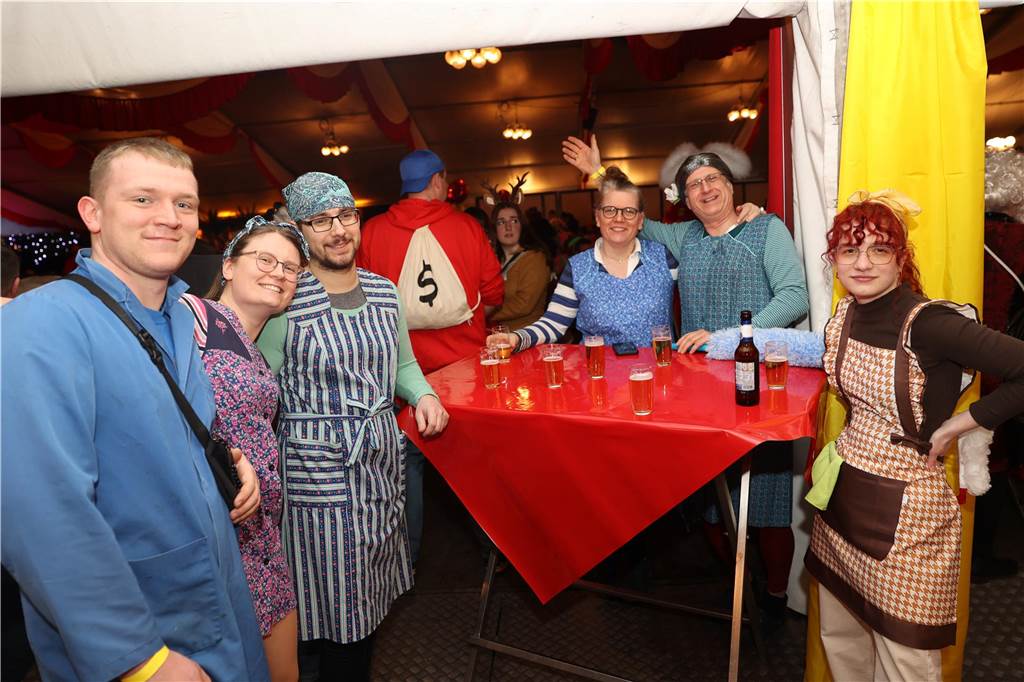 Super Stimmung beim Karneval in Olfen: Über 100 Bilder vom Prinzenball Eindrücke vom Prinzenball in Olfen am Sonntagabend