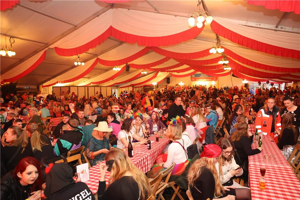 Super Stimmung beim Karneval in Olfen: Über 100 Bilder vom Prinzenball Eindrücke vom Prinzenball in Olfen am Sonntagabend