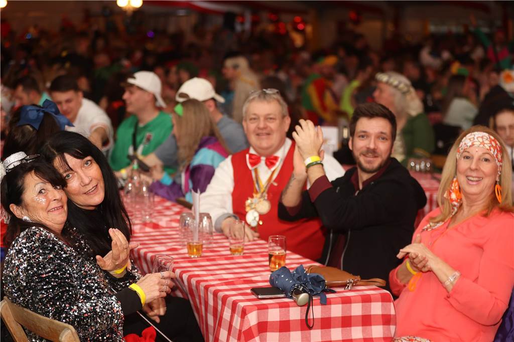 Super Stimmung beim Karneval in Olfen: Über 100 Bilder vom Prinzenball Eindrücke vom Prinzenball in Olfen am Sonntagabend