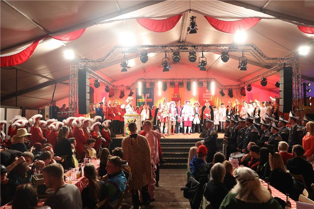 Super Stimmung beim Karneval in Olfen: Über 100 Bilder vom Prinzenball Eindrücke vom Prinzenball in Olfen am Sonntagabend