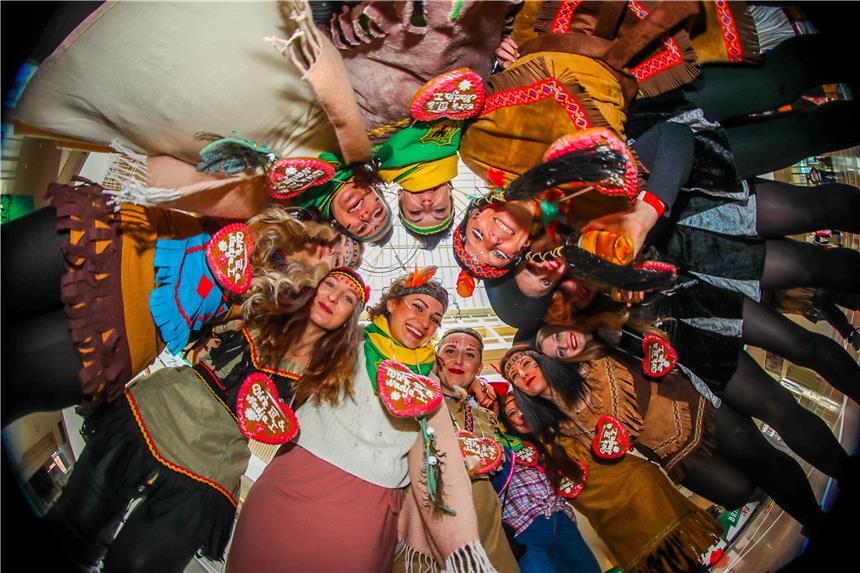So bunt war’s beim Rathaussturm an Weiberfastnacht Eindrücke vom Rathaussturm an Weiberfastnacht 2018 im Rathaus Dortmund. Jetzt ist Karneval!