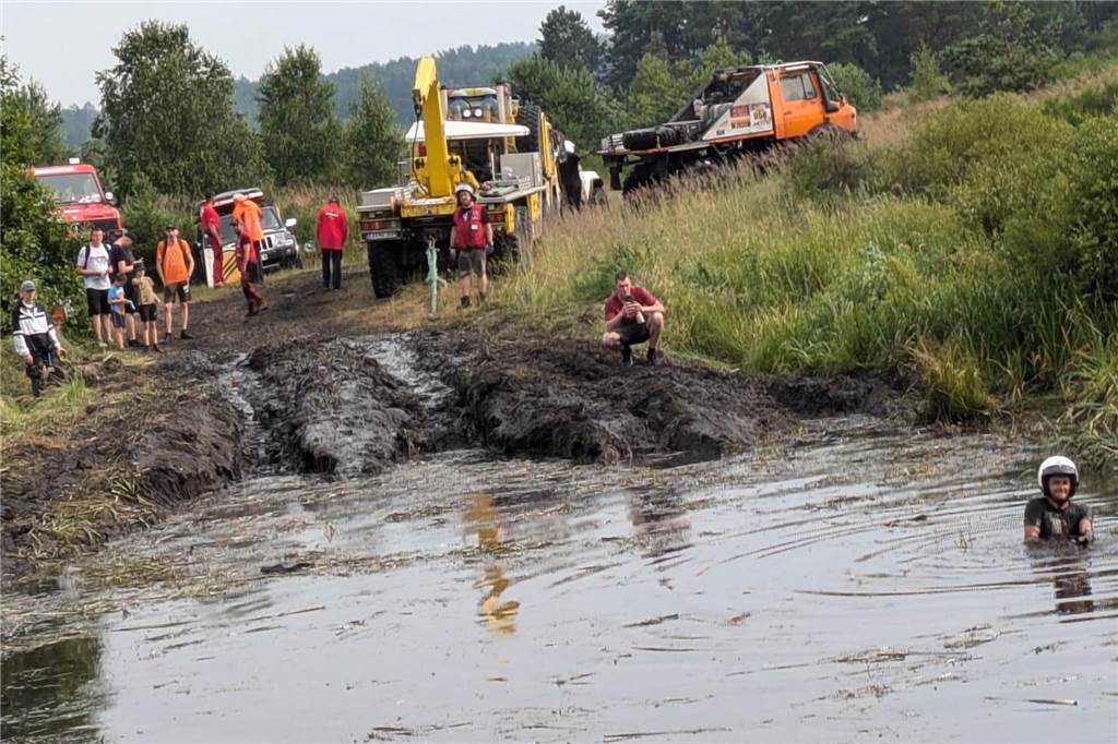 Mit dem Unimog Alfred Wemhoff und Team fahren durch Wasser und Schlamm Eindrücke vom Rennalltag.