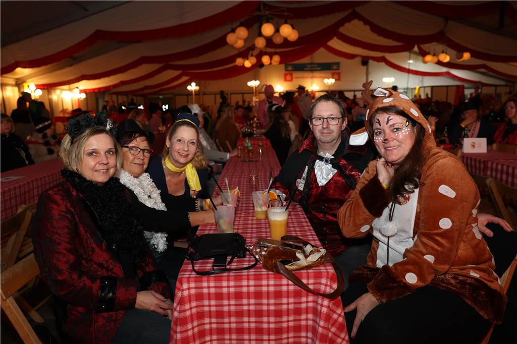 Eindrücke vom Rosenmontag aus dem Festzelt in Olfen. 