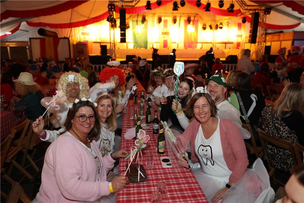 Eindrücke vom Rosenmontag aus dem Festzelt in Olfen. 