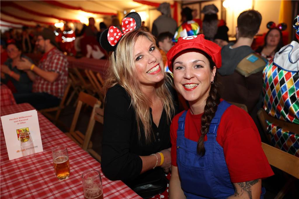 Eindrücke vom Rosenmontag aus dem Festzelt in Olfen. 
