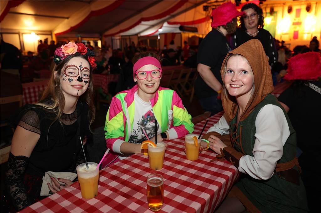 Eindrücke vom Rosenmontag aus dem Festzelt in Olfen.