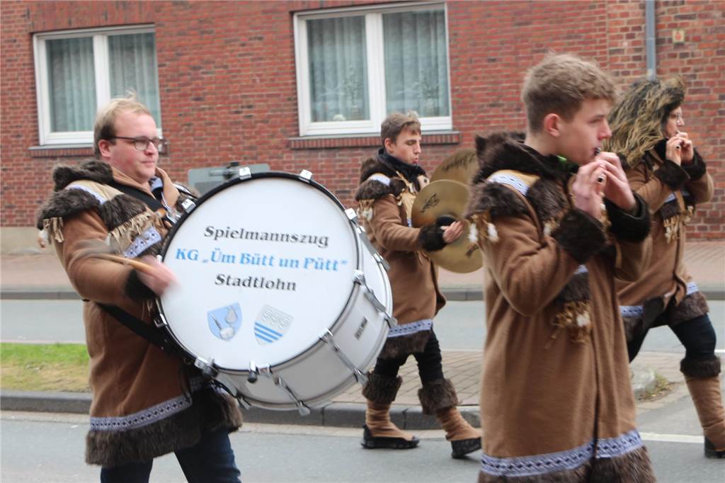 Eindrücke vom Rosenmontag mit dem Spielmannszug der KG.