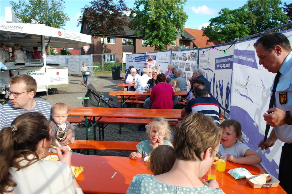 Eindrücke vom Sommernachtsball des Musikverein Heek: Wegen des regnerischen Wetters wurde das Musikevent vom Stiegenpark in den Eppingschen Hof verlegt. Dort herrschte beste Stimmung.