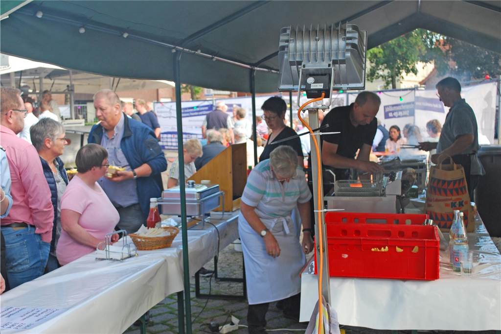 Eindrücke vom Sommernachtsball des Musikverein Heek: Wegen des regnerischen Wetters wurde das Musikevent vom Stiegenpark in den Eppingschen Hof verlegt. Dort herrschte beste Stimmung.