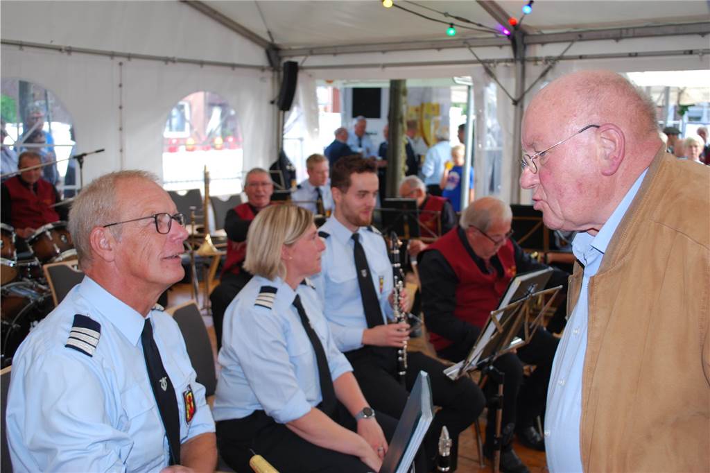 Eindrücke vom Sommernachtsball des Musikverein Heek: Wegen des regnerischen Wetters wurde das Musikevent vom Stiegenpark in den Eppingschen Hof verlegt. Dort herrschte beste Stimmung.