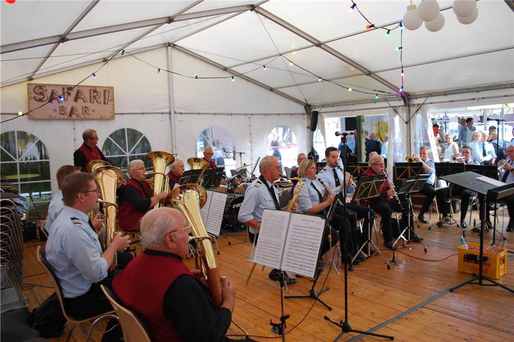 Eindrücke vom Sommernachtsball des Musikverein Heek: Wegen des regnerischen Wetters wurde das Musikevent vom Stiegenpark in den Eppingschen Hof verlegt. Dort herrschte beste Stimmung.