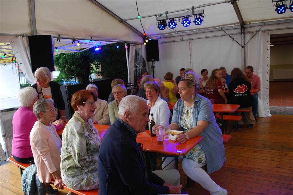 Eindrücke vom Sommernachtsball des Musikverein Heek: Wegen des regnerischen Wetters wurde das Musikevent vom Stiegenpark in den Eppingschen Hof verlegt. Dort herrschte beste Stimmung.