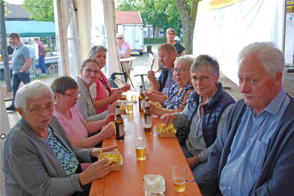 Eindrücke vom Sommernachtsball des Musikverein Heek: Wegen des regnerischen Wetters wurde das Musikevent vom Stiegenpark in den Eppingschen Hof verlegt. Dort herrschte beste Stimmung.