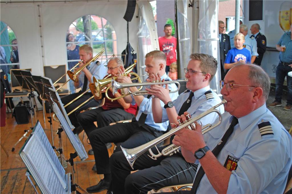 Eindrücke vom Sommernachtsball des Musikverein Heek: Wegen des regnerischen Wetters wurde das Musikevent vom Stiegenpark in den Eppingschen Hof verlegt. Dort herrschte beste Stimmung.