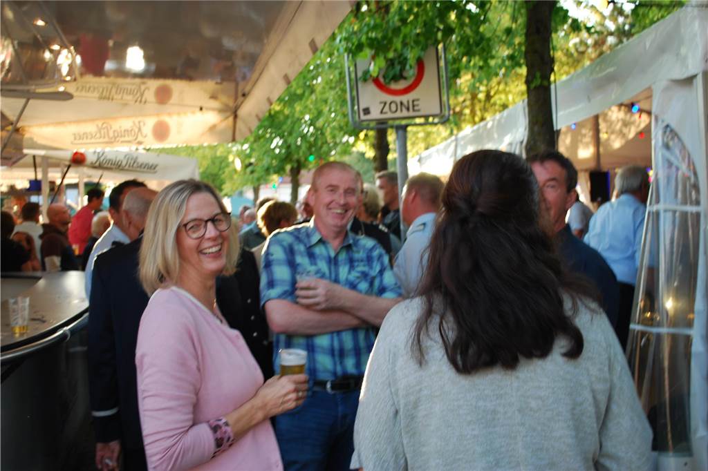 Eindrücke vom Sommernachtsball des Musikverein Heek: Wegen des regnerischen Wetters wurde das Musikevent vom Stiegenpark in den Eppingschen Hof verlegt. Dort herrschte beste Stimmung.