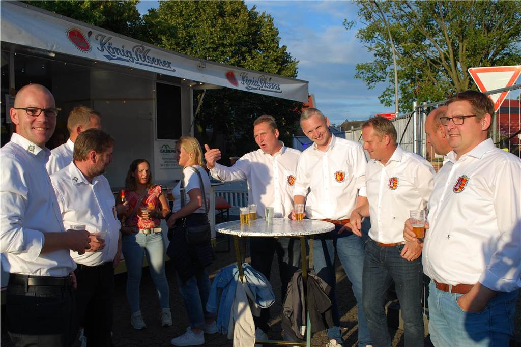 Eindrücke vom Sommernachtsball des Musikverein Heek: Wegen des regnerischen Wetters wurde das Musikevent vom Stiegenpark in den Eppingschen Hof verlegt. Dort herrschte beste Stimmung.