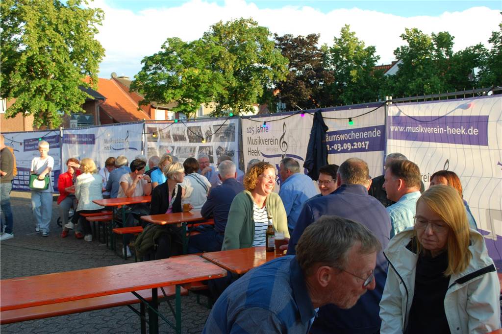 Eindrücke vom Sommernachtsball des Musikverein Heek: Wegen des regnerischen Wetters wurde das Musikevent vom Stiegenpark in den Eppingschen Hof verlegt. Dort herrschte beste Stimmung.