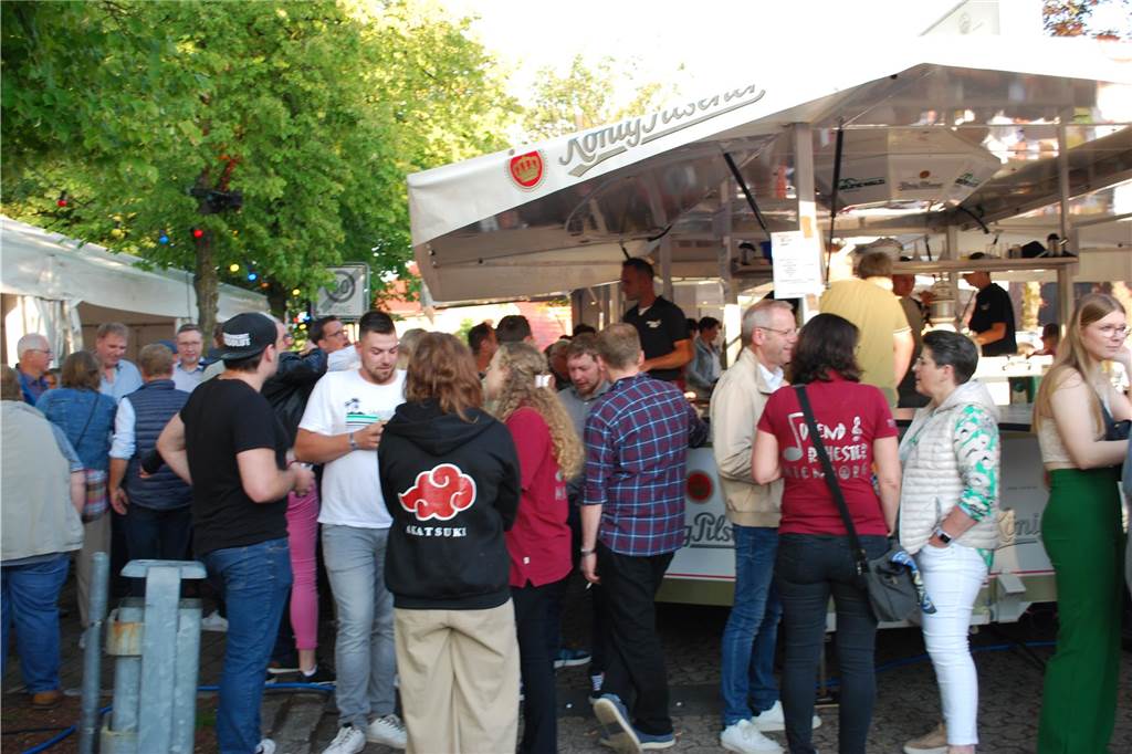 Eindrücke vom Sommernachtsball des Musikverein Heek: Wegen des regnerischen Wetters wurde das Musikevent vom Stiegenpark in den Eppingschen Hof verlegt. Dort herrschte beste Stimmung.