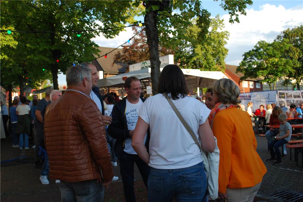 Eindrücke vom Sommernachtsball des Musikverein Heek: Wegen des regnerischen Wetters wurde das Musikevent vom Stiegenpark in den Eppingschen Hof verlegt. Dort herrschte beste Stimmung.