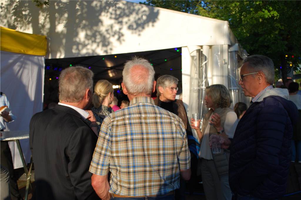 Eindrücke vom Sommernachtsball des Musikverein Heek: Wegen des regnerischen Wetters wurde das Musikevent vom Stiegenpark in den Eppingschen Hof verlegt. Dort herrschte beste Stimmung.