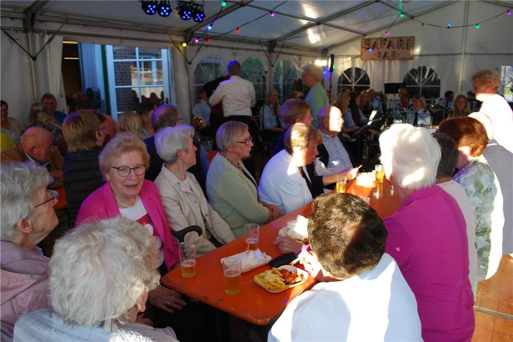 Eindrücke vom Sommernachtsball des Musikverein Heek: Wegen des regnerischen Wetters wurde das Musikevent vom Stiegenpark in den Eppingschen Hof verlegt. Dort herrschte beste Stimmung.