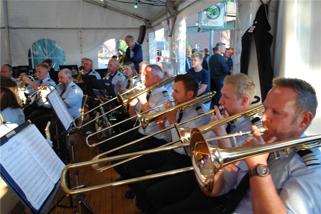 Eindrücke vom Sommernachtsball des Musikverein Heek: Wegen des regnerischen Wetters wurde das Musikevent vom Stiegenpark in den Eppingschen Hof verlegt. Dort herrschte beste Stimmung.
