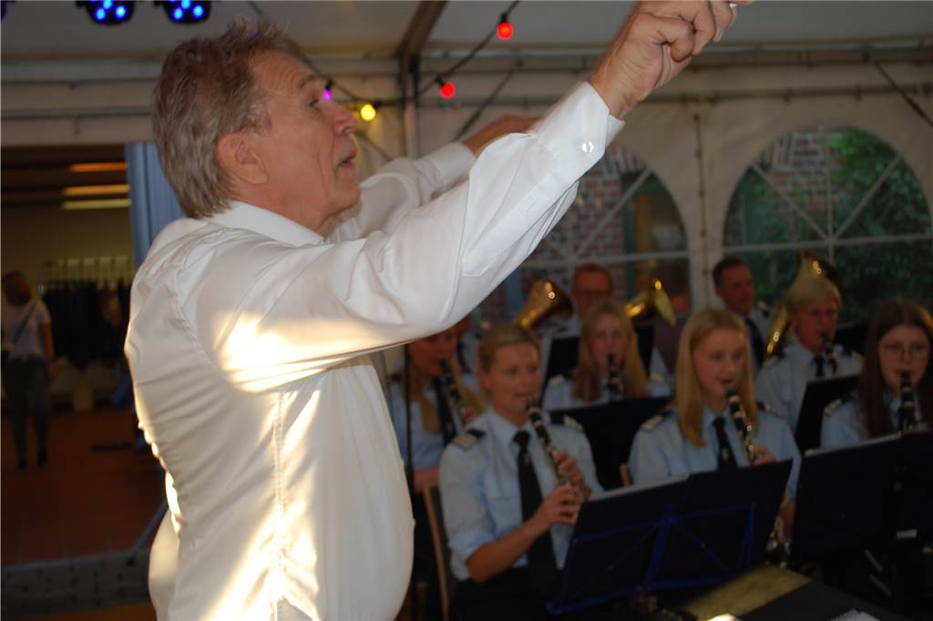 Eindrücke vom Sommernachtsball des Musikverein Heek: Wegen des regnerischen Wetters wurde das Musikevent vom Stiegenpark in den Eppingschen Hof verlegt. Dort herrschte beste Stimmung.
