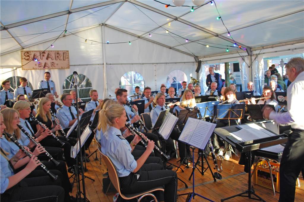 Eindrücke vom Sommernachtsball des Musikverein Heek: Wegen des regnerischen Wetters wurde das Musikevent vom Stiegenpark in den Eppingschen Hof verlegt. Dort herrschte beste Stimmung.