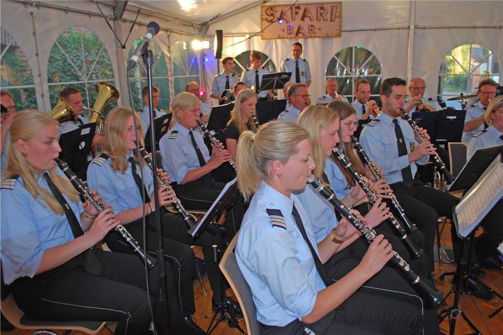 Eindrücke vom Sommernachtsball des Musikverein Heek: Wegen des regnerischen Wetters wurde das Musikevent vom Stiegenpark in den Eppingschen Hof verlegt. Dort herrschte beste Stimmung.