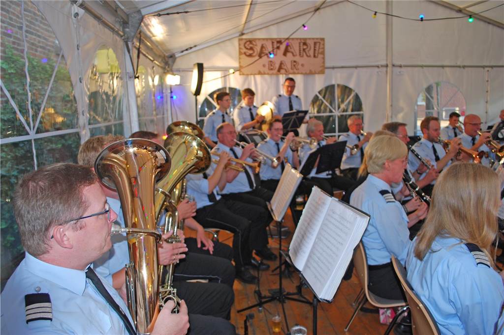 Eindrücke vom Sommernachtsball des Musikverein Heek: Wegen des regnerischen Wetters wurde das Musikevent vom Stiegenpark in den Eppingschen Hof verlegt. Dort herrschte beste Stimmung.