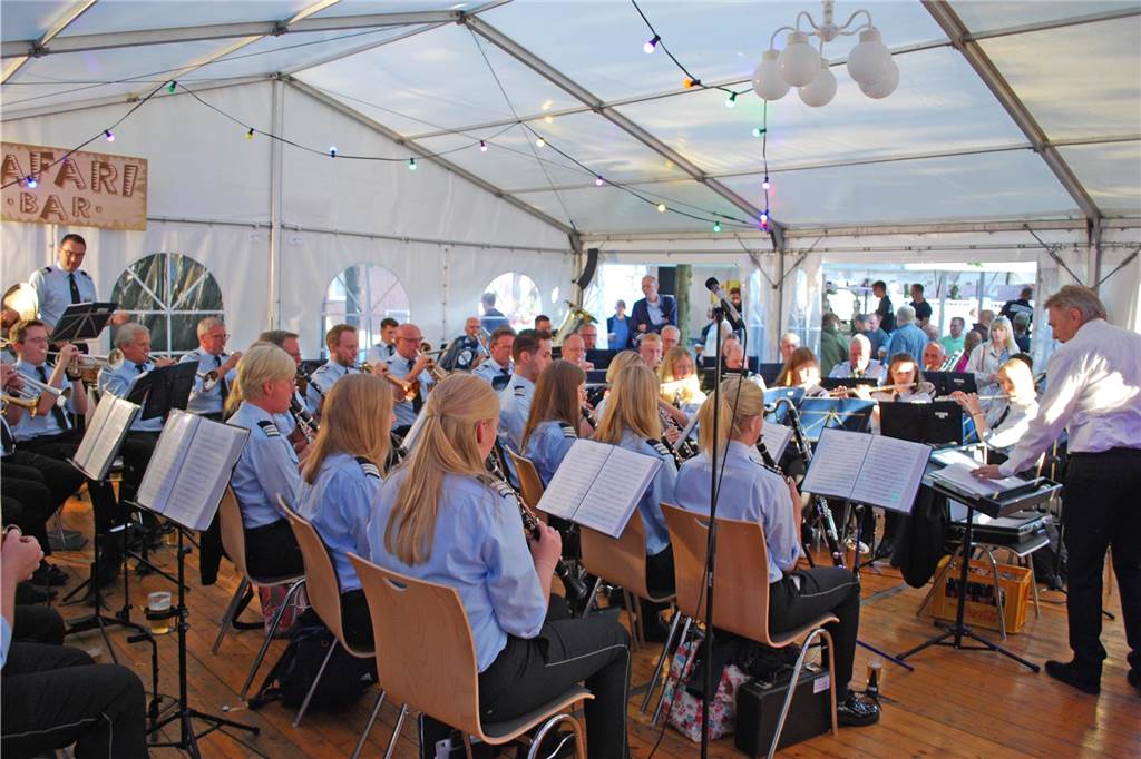 Eindrücke vom Sommernachtsball des Musikverein Heek: Wegen des regnerischen Wetters wurde das Musikevent vom Stiegenpark in den Eppingschen Hof verlegt. Dort herrschte beste Stimmung.
