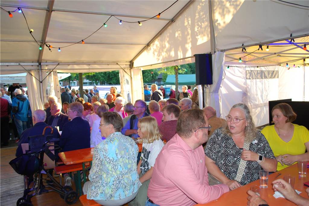 Eindrücke vom Sommernachtsball des Musikverein Heek: Wegen des regnerischen Wetters wurde das Musikevent vom Stiegenpark in den Eppingschen Hof verlegt. Dort herrschte beste Stimmung.