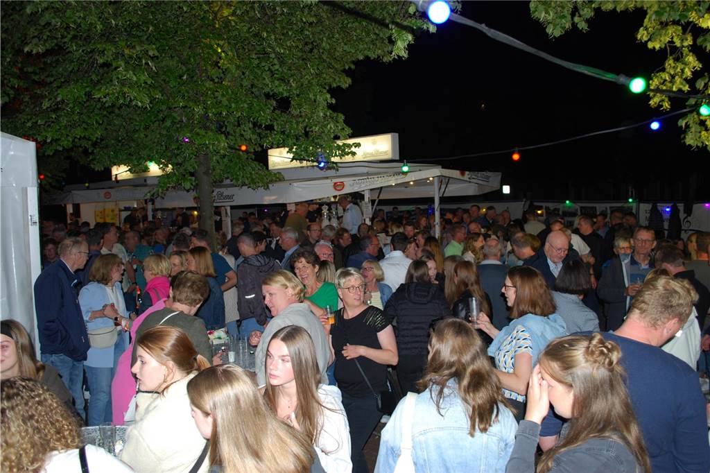 Eindrücke vom Sommernachtsball des Musikverein Heek: Wegen des regnerischen Wetters wurde das Musikevent vom Stiegenpark in den Eppingschen Hof verlegt. Dort herrschte beste Stimmung.