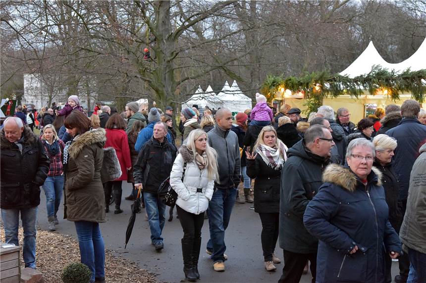Weihnachtsmarkt: Alle Infos zur Großveranstaltung am Schloss Cappenberg Eindrücke vom Sonntag beim Weihnachtsmarkt am Schloss Cappenberg.