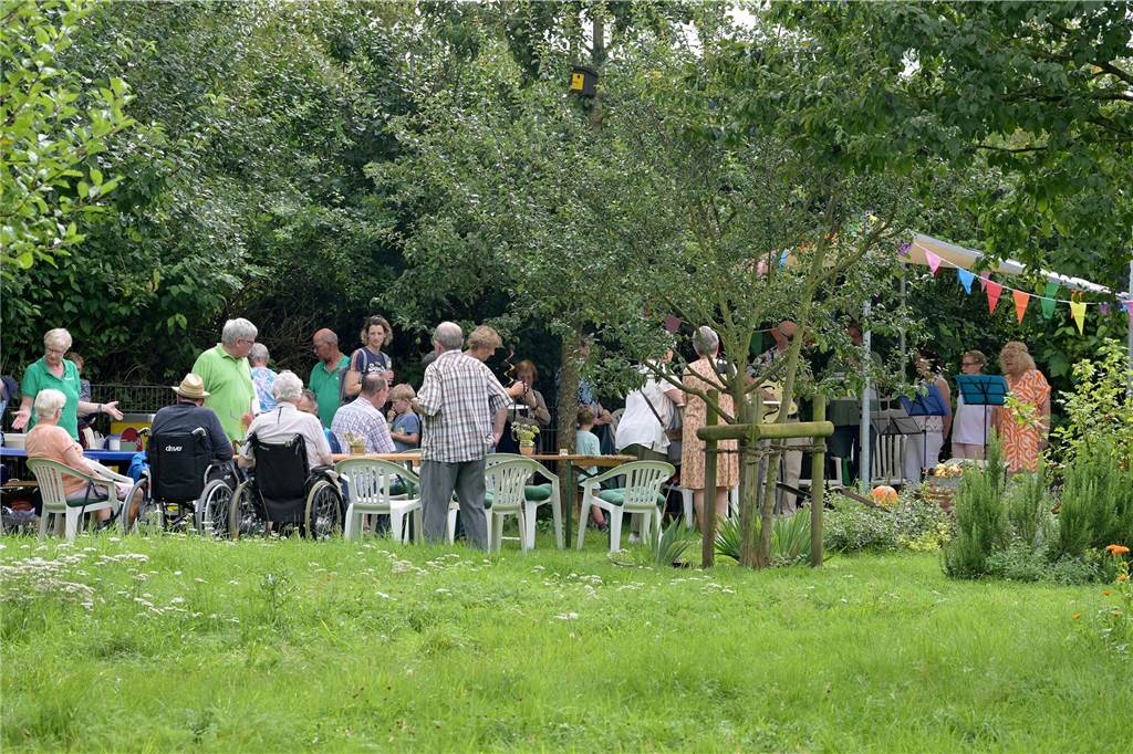 Regenguss zum Wiesenkonzert im neuen Bauerngarten war schnell vergessen Eindrücke vom Wiesenkonzert im Bauerngarten, das zu Beginn etwas unter einem Schauer litt.