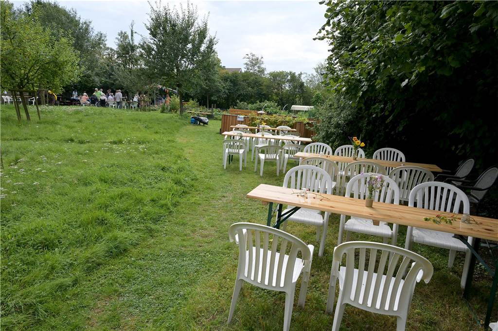 Eindrücke vom Wiesenkonzert im Bauerngarten, das zu Beginn etwas unter einem Schauer litt.