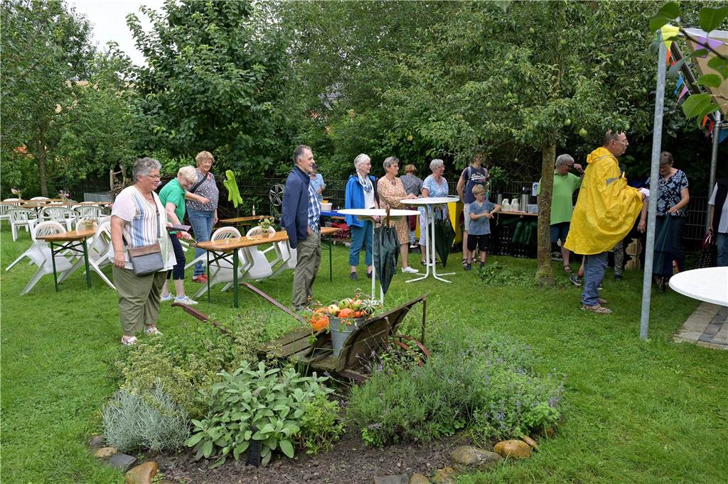 Eindrücke vom Wiesenkonzert im Bauerngarten, das zu Beginn etwas unter einem Schauer litt.
