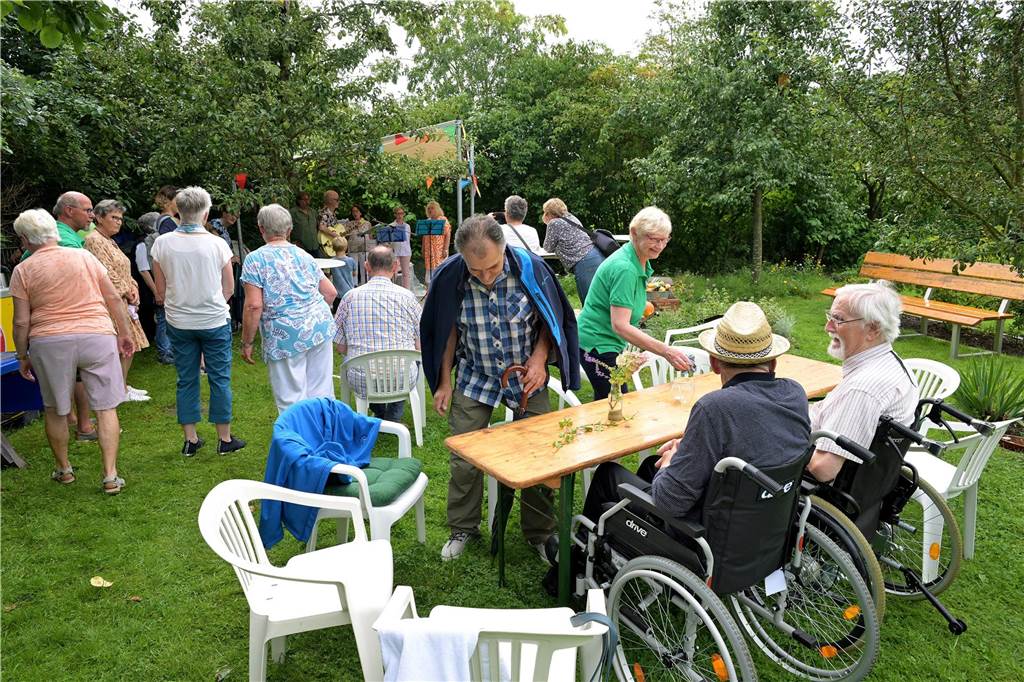 Eindrücke vom Wiesenkonzert im Bauerngarten, das zu Beginn etwas unter einem Schauer litt.