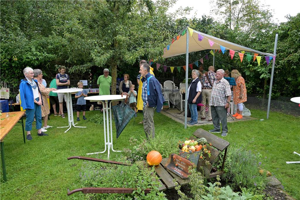 Eindrücke vom Wiesenkonzert im Bauerngarten, das zu Beginn etwas unter einem Schauer litt.